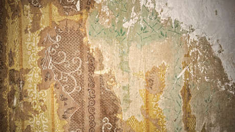 Una familia encuentra un misterioso mensaje de hace 45 años sobre "los viajes en el tiempo" debajo del papel tapiz de su casa