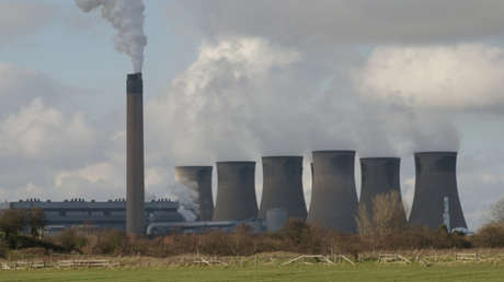 VIDEO: El momento de la demolición de cuatro torres de refrigeración de 90 metros en el Reino Unido