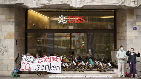 Policía de Zurich dispersa a activistas climáticos que bloquearon las entradas de bancos en protesta a sus inversiones en combustibles fósiles