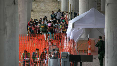 VIDEO: Cerca de 1.000 migrantes son retenidos debajo de un puente en EE.UU. en medio de la crisis fronteriza