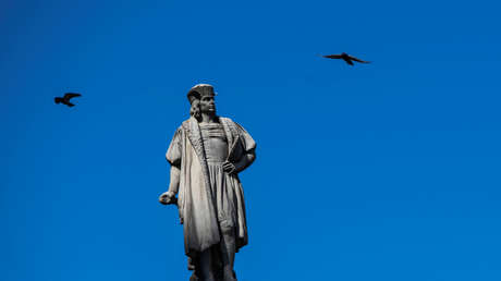 Con la soga al cuello y el rostro pintado de negro: así quedó la estatua de Cristóbal Colón durante una protesta en Bolivia