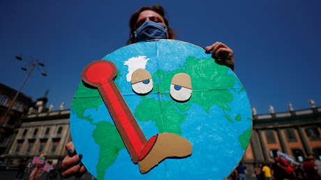 FOTO: Un sacerdote se cose los labios para protestar contra el silenciamiento del cambio climático por algunos medios