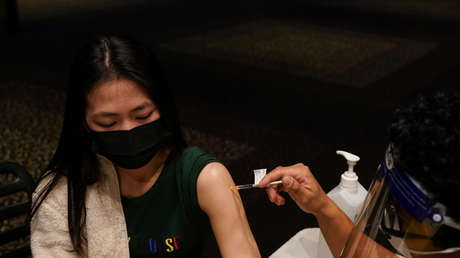 El Gobierno de EE.UU. planea vacunar contra el coronavirus a los migrantes en custodia en la frontera con México