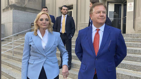 Gobernador de Misuri perdona a la pareja que apuntó con armas de fuego contra manifestantes de Black Lives Matter en San Luis