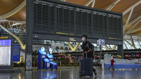 China suspende vuelos y rutas de transporte para luchar contra los brotes de covid-19