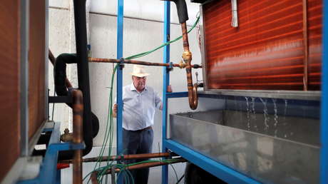 Un inventor español crea una máquina que produce agua 'de la nada' (y funciona incluso en un desierto)