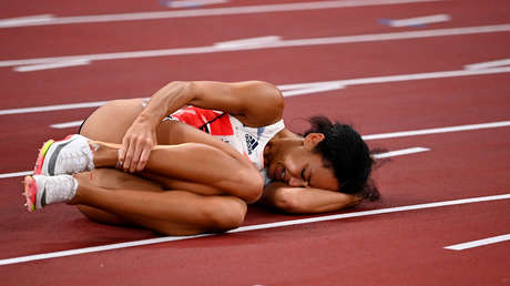 Una campeona del mundo se lesiona durante una carrera en Tokio 2020, cruza la meta cojeando y la descalifican