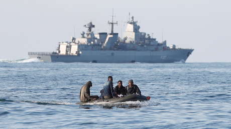 Un récord diario de migrantes llegan al Reino Unido (e incluso obligan a suspender un ejercicio militar)
