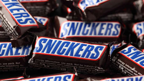 Snickers se disculpa tras desatar polémica en España con un anuncio publicitario "homófobo"