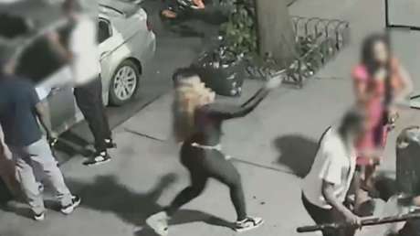 Una mujer dispara a otra en la nuca ante varios testigos en una calle de Nueva York (VIDEO)