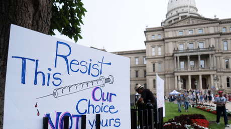 Los funcionarios federales de EE.UU. que mientan sobre su estatus de vacunación podrían ser procesados