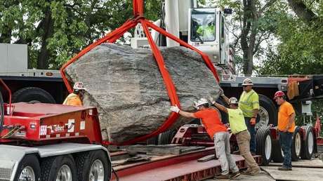 Retiran de un campus de EE.UU. una enorme roca de millones de años y valor científico por ser un símbolo "racista"