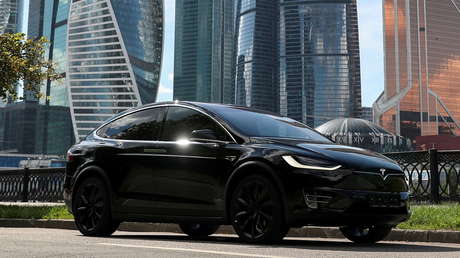 VIDEO: Un Tesla Model X desafía a un tanque de guerra en dos reñidos duelos de fuerza y rapidez