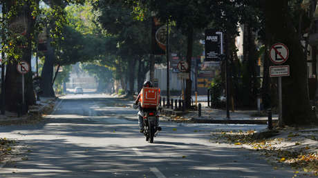 VIDEO: El momento en que dos repartidores rescatan a una mujer del techo de su auto en medio de una inundación en Venezuela
