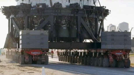 VIDEOS: Así trasladan la gigantesca lanzadera del Starship Super Heavy de regreso al hangar