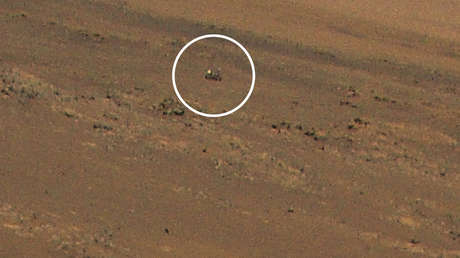 El róver Perseverance captado por el helicóptero Ingenuity desde arriba.