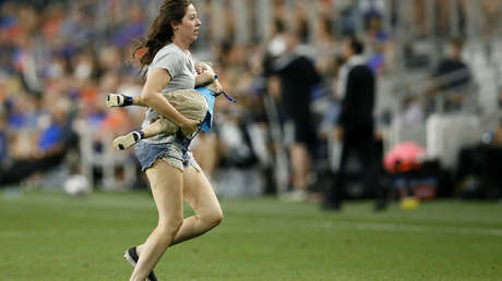 VIDEO: Niño de 2 años irrumpe en un campo de fútbol en pleno partido y su madre sale corriendo tras él