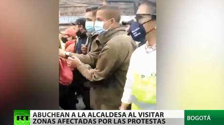 Manifestantes abuchean a la alcaldesa de Bogotá durante un recorrido por las zonas afectadas por las protestas antigubernamentales