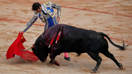 VIDEO: Un toro embiste varias veces a Cayetano Rivera durante una corrida celebrada en España