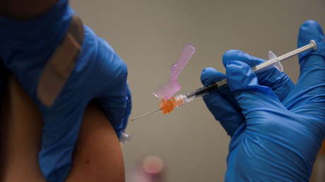 Un farmacéutico arrestado en EE.UU. por vender en línea tarjetas de vacunación robadas enfrenta hasta 120 años en prisión