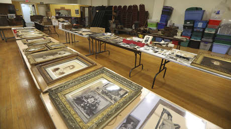 Un hombre compra un edificio y halla en un ático sellado tesoros históricos valorados en miles de dólares