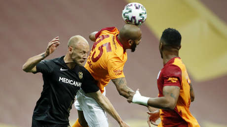 VIDEO: Un futbolista recibe tarjeta roja por agredir a su propio compañero de equipo