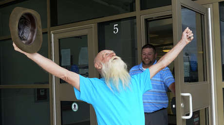 Multimillonario tecnológico dona 180.000 dólares al ermitaño de 81 años que fue desalojado de la cabaña donde vivió por 3 décadas