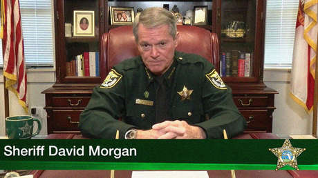 FOTO: Un exsheriff estadounidense gastó 75.000 dólares del dinero público en dos estatuas (y una es de sí mismo)