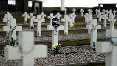 Recuperan los restos de cinco excombatientes argentinos sepultados en una fosa común de las Islas Malvinas