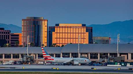 Desalojan un aeropuerto en California tras la irrupción en la pista de aterrizaje de un hombre que robó un vehículo