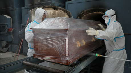 "Estoy muy angustiada": Una mujer recibe por error las cenizas de un hombre en lugar de las de su madre, víctima del covid-19