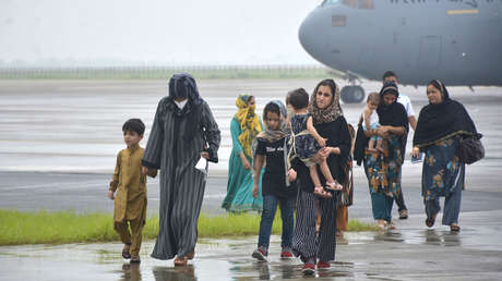 Escritoras, activistas y políticas exigen a Macron "asilo sin condiciones" para las mujeres afganas y sus familiares