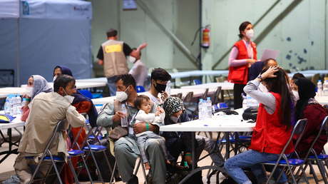 Ministra de Defensa de España sobre la evacuación en el aeropuerto de Kabul: "Pedimos a la gente que grite 'España' o vaya con algo rojo"