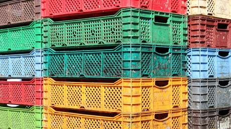 Caminar sobre canastas para lácteos: el nuevo peligroso reto que conquista las redes y ya ha dejado a varias personas heridas (VIDEOS)