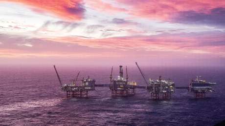 La caída del dólar dispara los precios del petróleo tras siete días de descenso