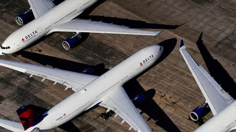 La aerolínea Delta multará mensualmente a los empleados que no estén vacunados contra el covid-19