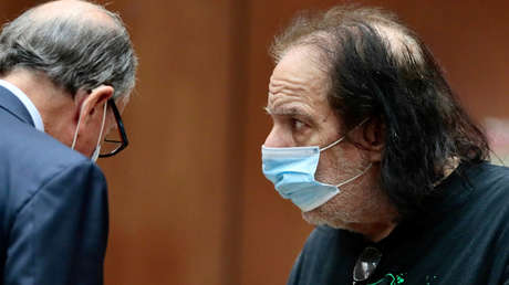 El actor porno Ron Jeremy es acusado de más de 30 cargos de agresión sexual contra 21 mujeres, incluida una menor