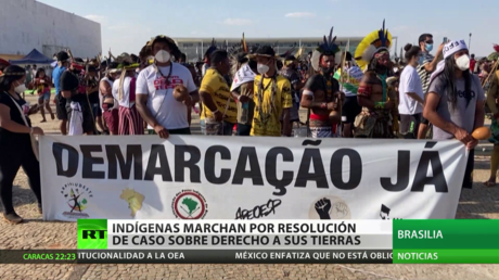 Indígenas de Brasil marchan por la resolución de casos sobre sus derechos a tierras ancestrales