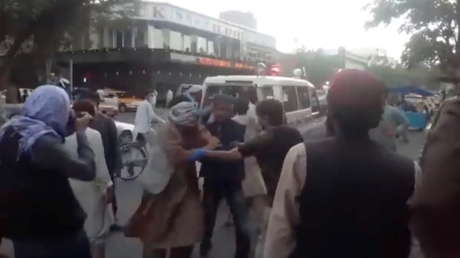 Primeras imágenes desde el aeropuerto de Kabul, donde se produjo una explosión