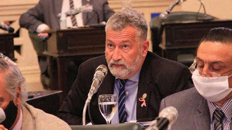 Balean al diputado peronista Miguel Arias mientras participaba en un acto de campaña en Argentina