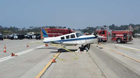 VIDEO: Una avioneta aterriza de emergencia en medio de una autopista en EE.UU. y provoca daños y caos vehicular
