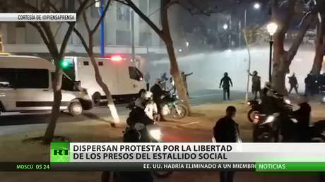 Fuerzas del orden dispersan con cañones de agua una manifestación de chilenos por la libertad de los presos del estallido social de 2019