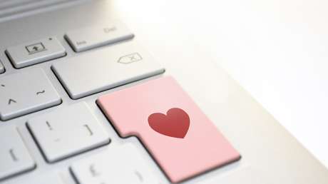 Un joven chino consigue novia en línea, pero en vez de conocerlo en persona manda a 'su tía' y lo estafan durante 3 años