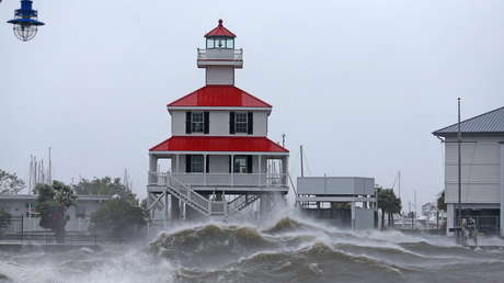 El potente huracán Ida revierte el flujo del agua en el río Misisipi, mientras continúan las consecuencias "catastróficas" de su paso por Luisiana