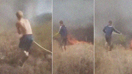 VIDEO: Menores rusos combaten un incendio por sus propios medios y sin ayuda de bomberos