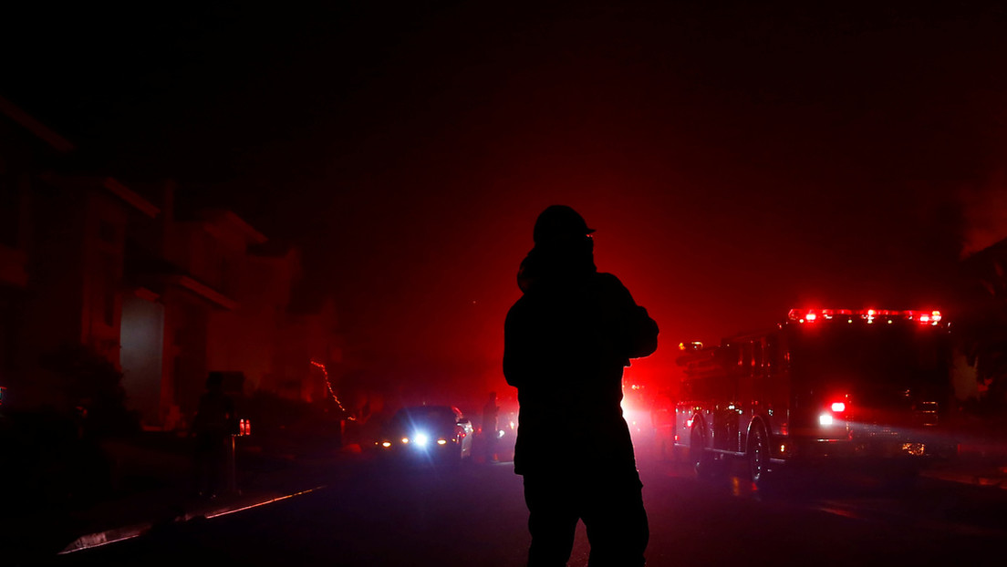 Un avión impacta en un edificio en Connecticut y causa un incendio (VIDEO)