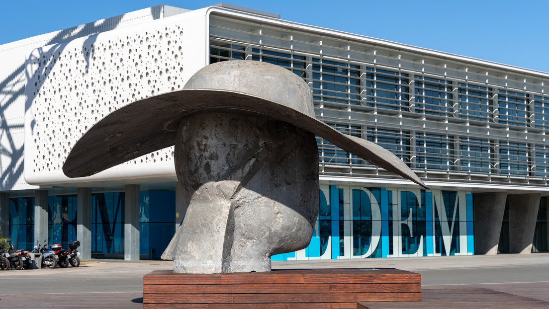 Buscan a la pareja de enamorados que fue fotografiada junto a una escultura a resguardo de un aguacero en Valencia