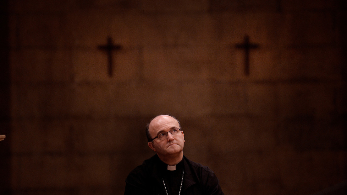 Un obispo español presenta su renuncia al papa y se va a vivir con una escritora de novelas eróticas