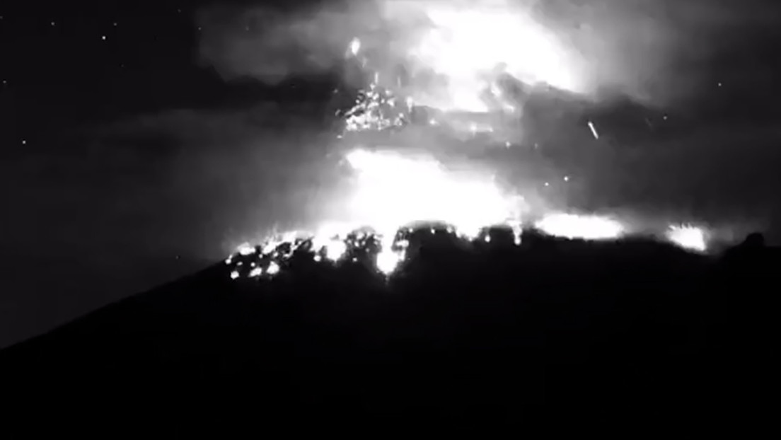 El volcán Popocatépetl entra en erupción y lanza fumarola con fragmentos incandescentes (VIDEO)
