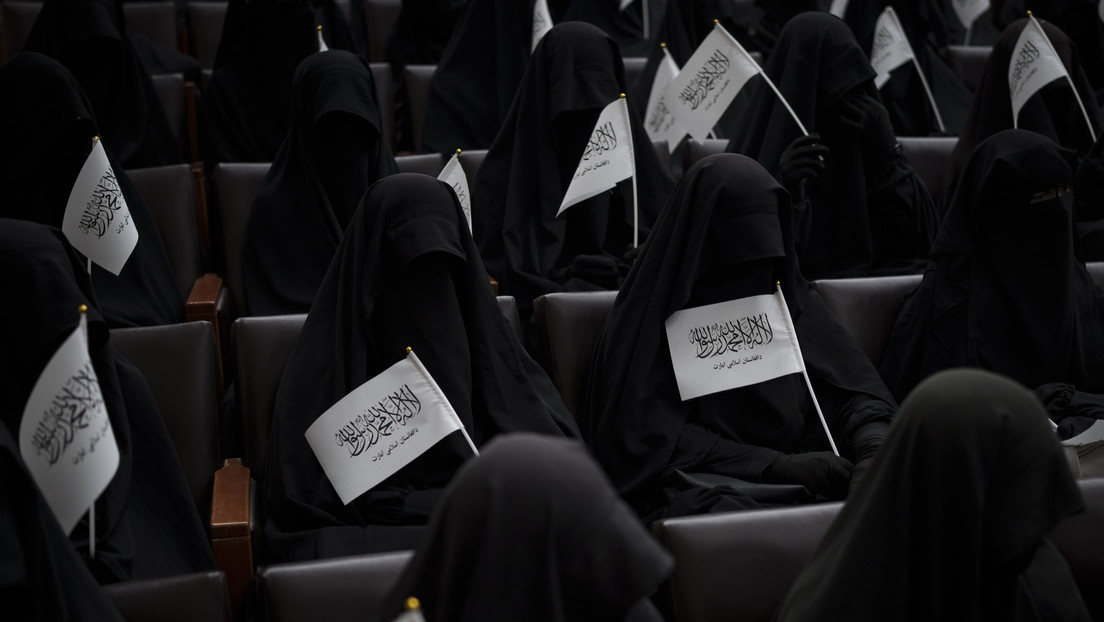 VIDEO: Cientos de mujeres se manifiestan a favor de los talibanes en una universidad de Kabul